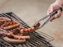 Il ne faut définitivement pas piquer les saucisses au barbecue et c'est la science qui le dit