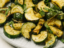 Cette salade marocaine avec 4 ingrédients va enfin donner du goût à vos courgettes !