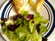 Feuilleté au camembert et sa salade