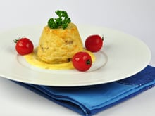 Timbales de coquillettes aux champignons, parmesan et noix de pécan à la sauce moutarde