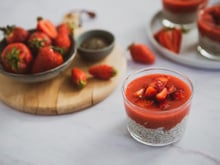 Pudding de chia au lait de coco et à la fraise