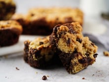Cyril Lignac partage son goûter préféré quand il fait froid : un brookie coulant au chocolat à tomber