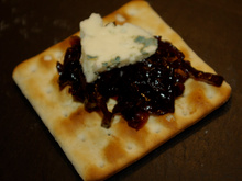 Crackers...au roquefort papillon et chutney d'oignons rouges