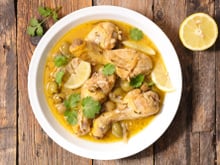 “Quand on ouvre la cocotte, on voyage” : Cyril Lignac partage sa recette du poulet au citron façon tajine
