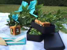 Square de pain d'épices fourré au Roquefort Papillon, chutney d'abricots, cresson et viande des grisons