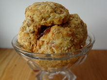 Cookies oignons, sésame et lard fumé