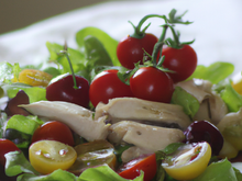 Salade rafraîchissante au poulet et aux tomates cerises