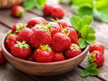 “ Ça change la vie !” : À mi-chemin entre la compote et le coulis de fraise, Vincent Ferniot partage sa recette parfaite pour accompagner de nombreux desserts !