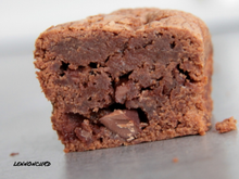 Mini cakes au chocolat noir, fleur de sel et pépites de chocolat au lait