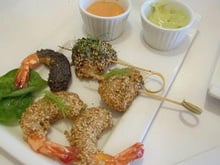 Crevettes et St Jacques croustillantes aux sésame et pavot mayonnaise wasabi et mayonnaise sauce coktail