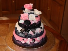 Gâteau rose blanc et noir
