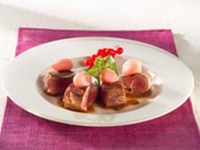 Magret de canard et son jus à la chicorée garni de ses navets aux groseilles