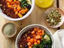 Power Bowl au quinoa, chou kale, patate douce et myrtilles