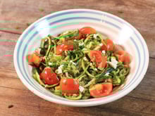 En 15 minutes top chrono :  voici comment réaliser cette recette de spaghetti de courgettes, pesto et fêta !