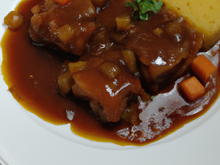 Mijoté de porc caramélisé à la bière