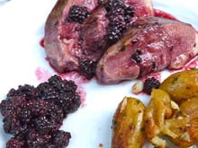 Magrets de canard aux mûres sauvages et pommes de terres sautées