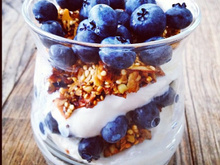 Coupe au yaourt grec et muesli