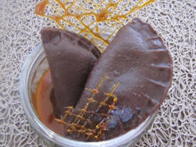 Raviolis choco-pralin, sauce caramel au beurre salé