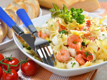 Salade de pâtes courgette, tomate et crevettes