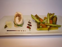 Suprême de poulet farci à la tomme au foin et confiture de figue, petits légumes du moment sautés eu soja et graines de sésame