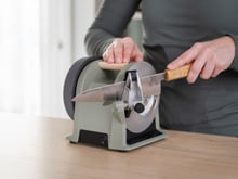 J’ai testé cet aiguiseur de couteaux pour ma cuisine : pourquoi il a tout changé dans ma manière de cuisiner