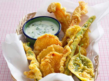 Légumes en tempura au curcuma, sauce yaourt-menthe