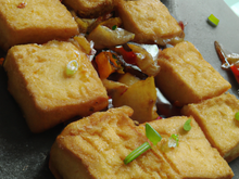 Tofu frit, mariné au gingembre