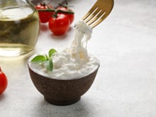 Ce fromager dévoile comment faire sa propre stracciatella en une minute et pour beaucoup moins cher