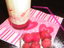 Smoothie fraises des bois, mousse de lait au safran, pain perdu
