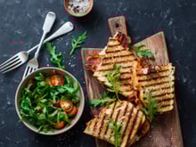 Ce croque au morbier fondant et ultra-gourmand est la recette parfaite pour se régaler en novembre