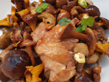 Chapon aux marrons et aux girolles