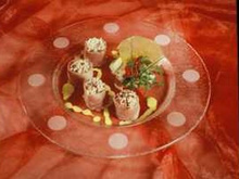 Le roulé de feuilles de riz au thon et riz de Camargue, émincé de légumes crus