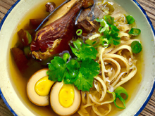 Consommé de lapin Père Guillaume au foie gras, nouilles chinoises