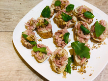 Tartines à la crème d'artichauts, cerneaux de noix et chiffonnade de mortadelle