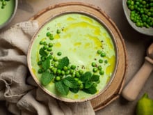 Oubliez le gaspacho de tomate, pour les beaux jours et misez désormais sur les petits-pois pour bluffer vos invités !