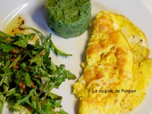 Salade de pissenlits, omelette et purée à la spiruline