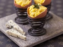 Œufs brouillés au roquefort en coquille