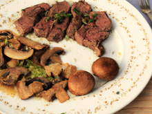 Filet de bœuf et sa salade de cèpes et d'échalotes