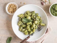 Quand j’ai la flemme de cuisiner, je fais toujours cette recette de gnocchi express au pesto prête en 10 min