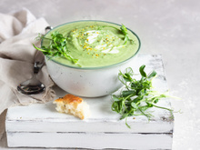 Oubliez le guacamole, cet été optez pour ce velouté glacé à l’avocat, prêt en 5 minutes