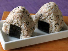 Onigiri au thon et au sésame noir