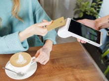 Les restaurateurs parisiens font marche arrière : cette pratique très décriée au moment de l'addition recule