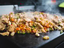 Cet expert du ménage partage sa technique pour nettoyer votre plancha ou barbecue très facilement en 2 étapes !