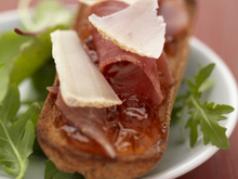 Tartine de fromage Pur Brebis Pyrénées aux copeaux de jambon de Bayonne et confiture au piment d'Espelette