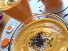 Velouté mousseux de carottes au curcuma, petits sacristains cumin sésame