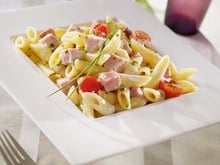 Penne rigate aux dés de rôti de porc braisés et tomates cerises