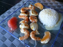 Brochettes de crevettes et saint jacques sauce agrumes