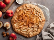 Laurent Mariotte dévoile une recette de tarte aux pêches gourmande et croustillante