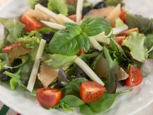 Salade de jeunes pousses, pamplemousse, Etorki et olives noires