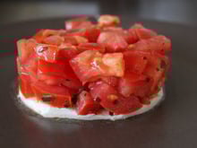 Tartare de tomates/basilic sur lit de mozzarella
